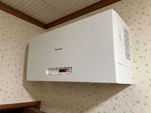 現在お使いのパナ製太陽光発電用パワコンも蓄電池の導入とともに交換しました。10年以上経過していたパワコンもリフレッシュ。