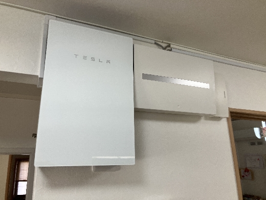 宅内には「ゲートウェイ」と呼ばれる情報収集機を設置します。前面は扉になっており開くとブレーカーがあります。