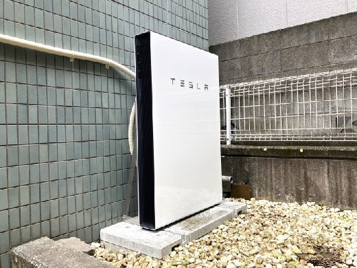 TESLA蓄電池本体。マンション裏側の少し高台になっている場所に設置しており、浸水の心配もありません。