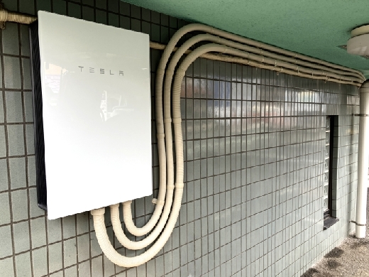 情報収集装置であるゲートウェイ。マンション表側の、蓄電池本体とは少し離れた位置に設置しています。