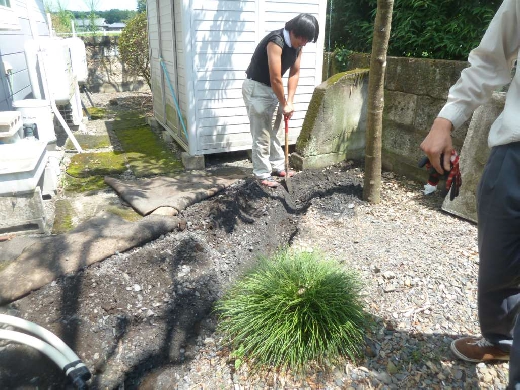 パワコンから蓄電池までは地中配管。一生懸命手掘りしました。