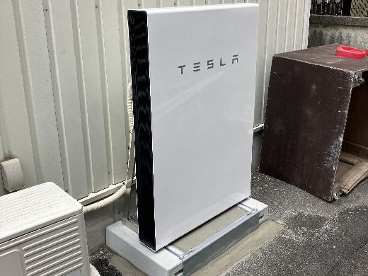 TESLAの蓄電池ならほぼどのメーカーの太陽光とも接続可能です。