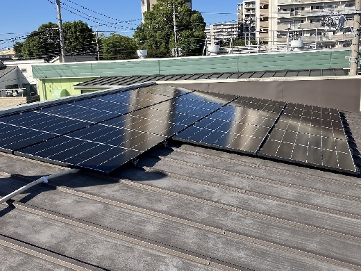 ハンファQセルズ 太陽光発電 5.6kW  14枚のパネルを並べています。